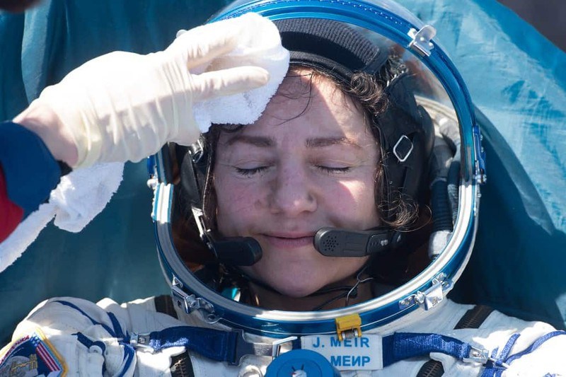 Phi hành gia  Jessica Meir được chăm sóc sau khi hạ cánh. Ảnh: AFP