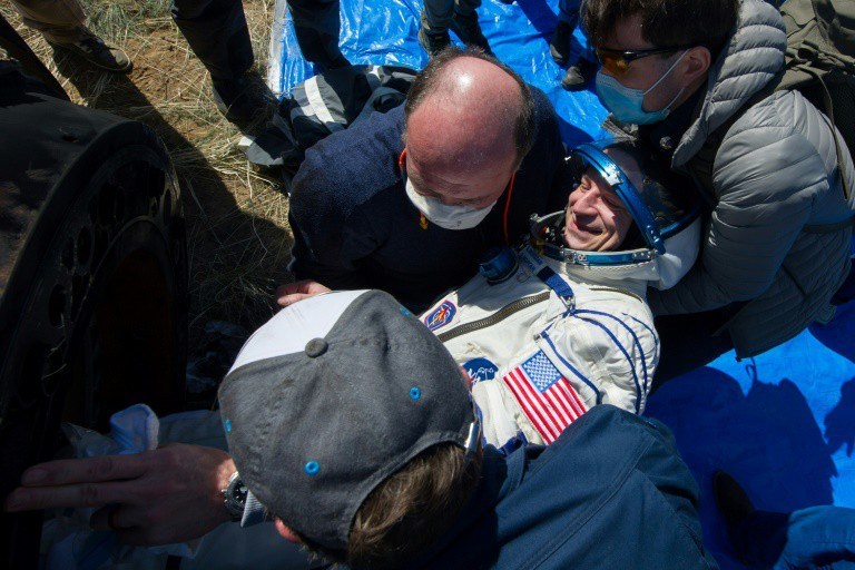 Phi hành gia Andrew Morgan được đưa ra khỏi tàu vũ trụ. Ảnh: AFP