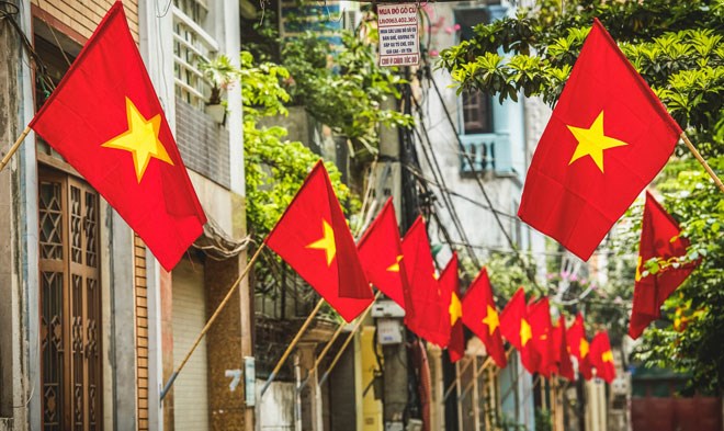 Các tuyến phố ở Hà Nội treo cờ Tổ quốc chào mừng các ngày kỷ niệm lớn của đất nươc.