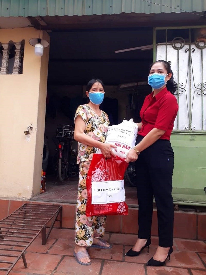 Hội LHPN xã Phú Thị  tặng quà cho gia đình  bị ảnh hưởng bởi dịch Covid- 19