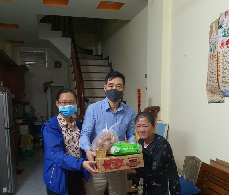 Đại diện lãnh đạo Uỷ ban MTTQ và Hội LHPN phường Quan Hoa, quận Cầu Giấy trao quà hỗ trợ bà Đàm Thị Thịnh