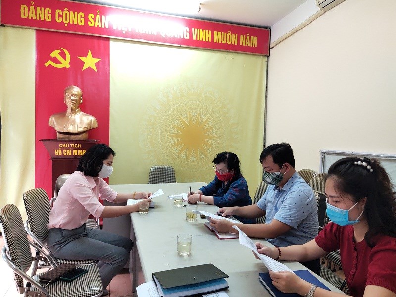 Đại diện Hội LHPN quận Hoàn Kiếm làm việc với Đảng uỷ, chính quyền phường Lý Thái Tổ về các trường hợp được phản ánh