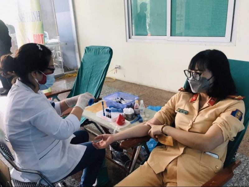 Nữ chiến sĩ Cảnh sát giao thông hiến máu tình nguyện