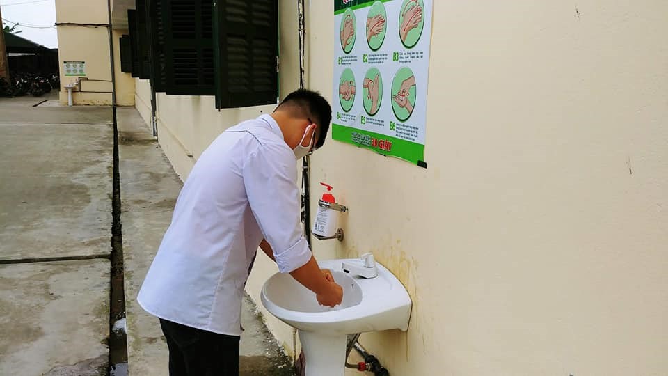 Rửa tay bằng xà phòng khử khuẩn là yêu cầu bắt buộc với các học sinh