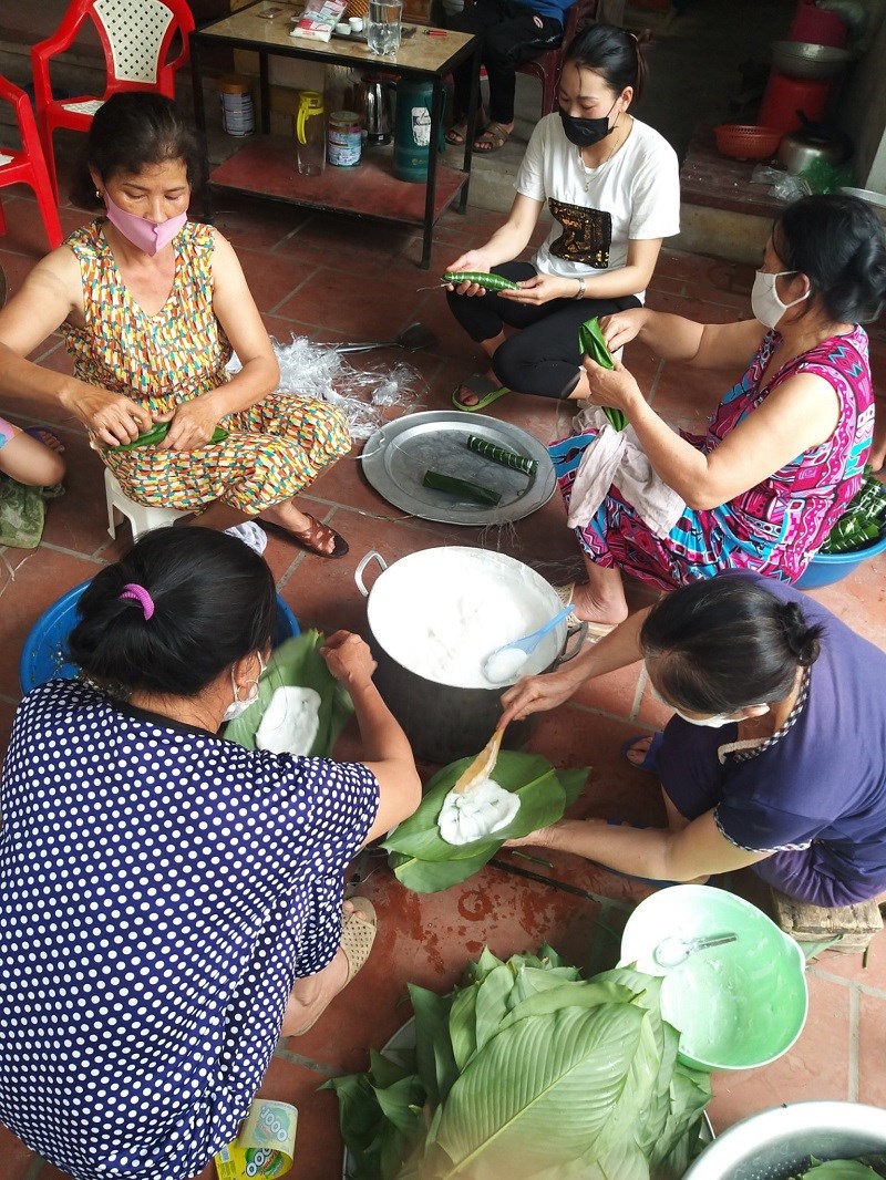 Chị em hội viên phụ nữ làm bánh tẻ gửi các lực lượng tham gia chốt kiếm soát y tế tại địa phương