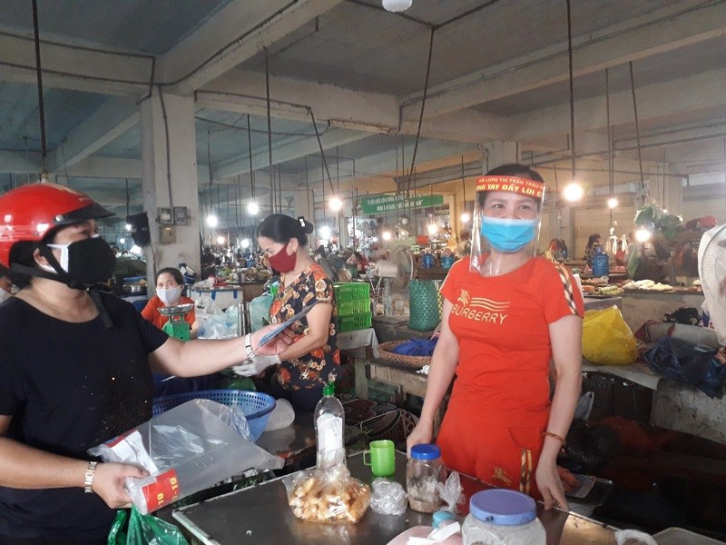 Hội Phụ nữ tặng mũ chắn giọt bắn cho các tiểu thương buôn bán tại các chợ dân sinh