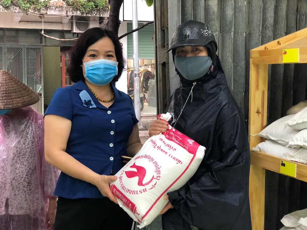 Chị Nguyễn Thị Hà (bên phải, trú tại phường Nguyễn Trãi, quận Hà Đông) quyên góp  50kg gạo cho chương trình