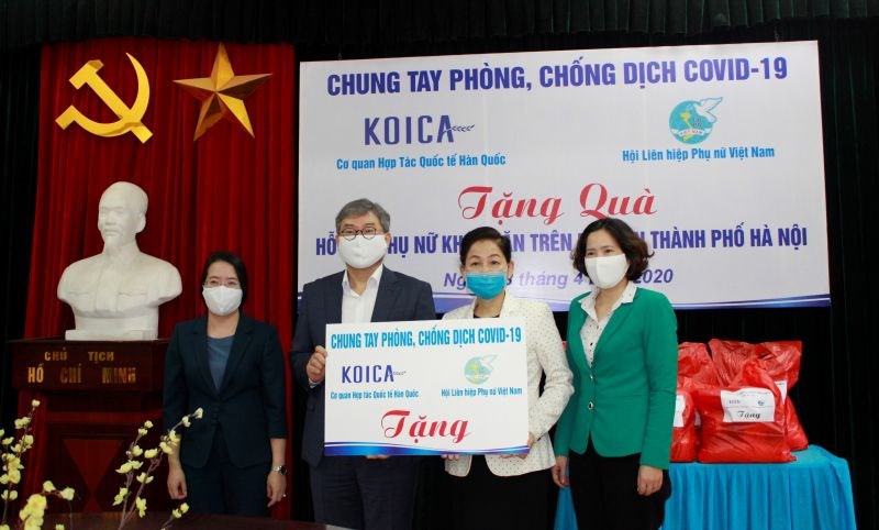 Hội LHPN Việt Nam phối hợp với Cơ quan Hợp tác Quốc tế Hàn Quốc KOICA tặng 743 suất quà hỗ trợ phụ nữ khó khăn tại Hà Nội.