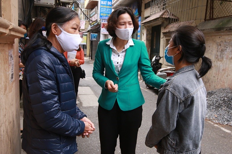 Đồng chí Lê Kim Anh- Chủ tịch Hội LHPN Hà Nội thăm hỏi, động viên chị em phụ nữ bị ảnh hưởng bởi dịch Covid-19 nỗ lực vượt khó ổn định cuộc sống