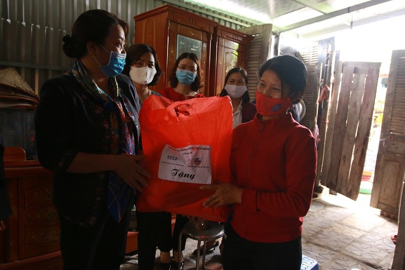 Đồng chí Nguyễn Thị Thu Thủy- Phó Chủ tịch Thường trực Hội LHPN Hà Nội tặng quà cho hội viên phụ nữ khó khăn tại địa bàn huyện Mê Linh