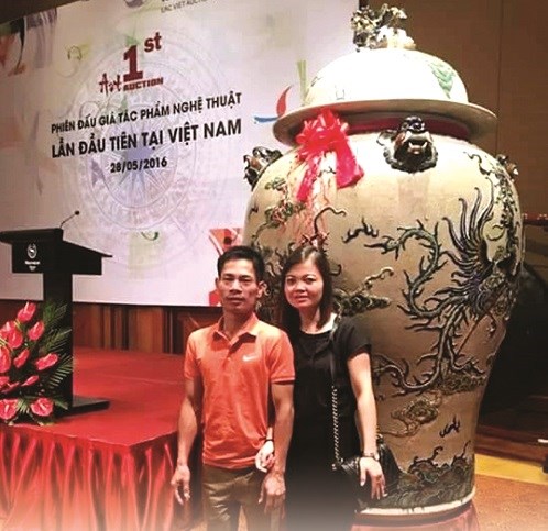 Nghệ nhân Trần Anh Đạo và vợ tại phiên đấu giá tác phẩm nghệ thuật lần đầu tiên tại Việt Nam.