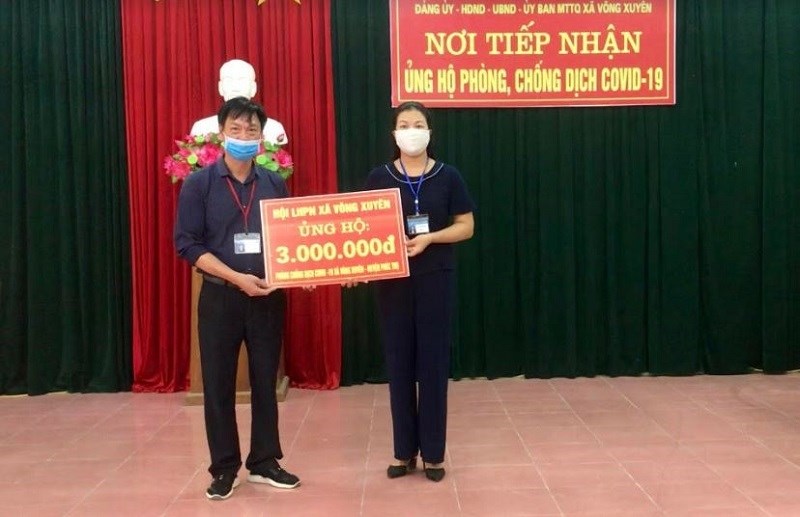 Hội LHPN xã Võng Xuyên tham gia ủng hộ công tác phòng chống dịch tại UBND xã
