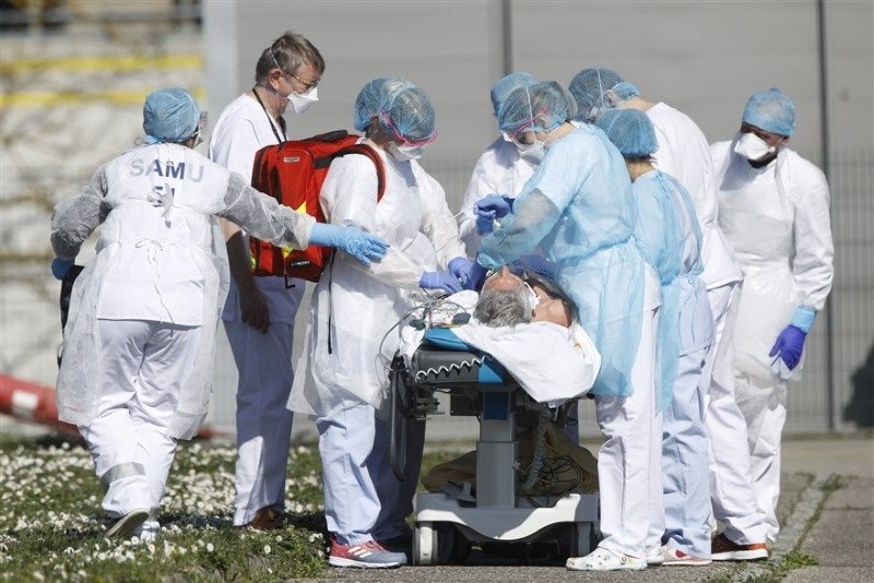 Bệnh nhân mắc Covid-19 được đưa ra khỏi bệnh viện ở Mulhouse, vùng Grand Est, Pháp, ngày 23/3.