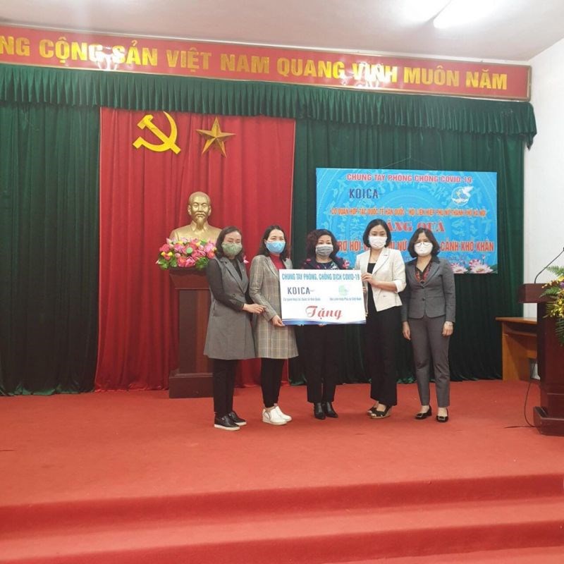 Phó Chủ tịch Hội LHPN Hà Nội Lê Thị Thiên Hương  trao tặng các phần quà hỗ trợ phụ nữ khó khăn cho Hội LHPN huyện Chương Mỹ