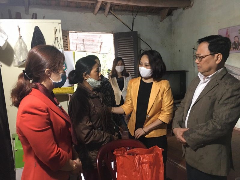 Phó Trưởng ban dân vận Thành ủy Nguyễn Kim Hoàng  và đoàn công tác của Hội LHPN Hà Nội thăm và tặng quà hội viên phụ nữ có hoàn cảnh khó khăn tại thị trấn Đại Nghĩa, huyện Mỹ Đức