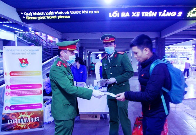 Thanh niên Thủ đô tuyên truyền phòng chống dịch bệnh Covid -19 tại bến xe Nước Ngầm, Hà Nội