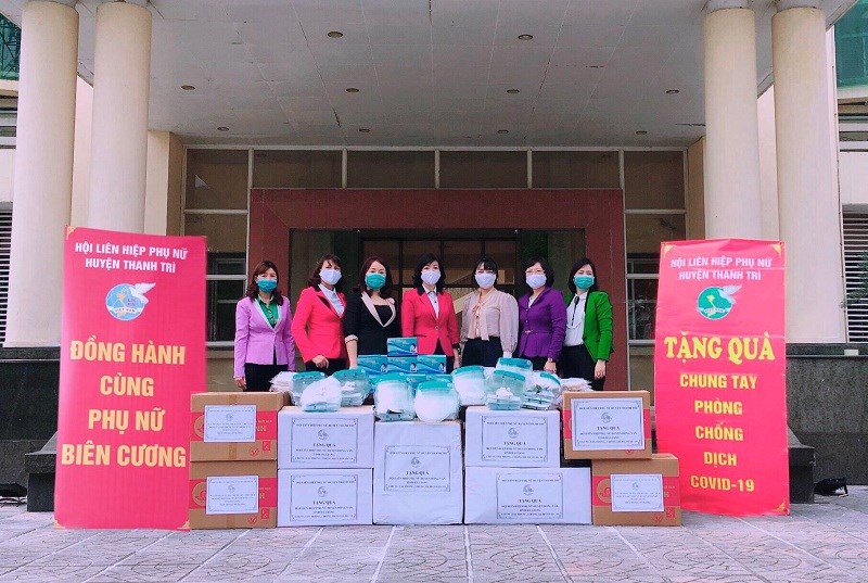 Hội LHPN huyện Thanh Trì đã gửi tặng 6.000 khẩu trang y tế, khẩu trang vải; 500 kính chắn giọt bắn và 20 suất quà cho phụ nữ nghèo tại huyện Đồng Văn- Tỉnh Hà Giang.
