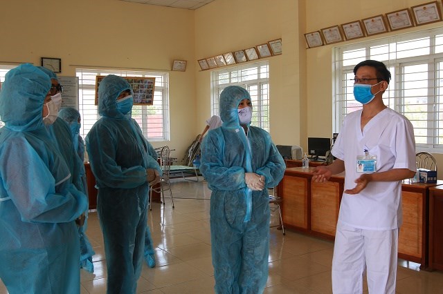 Đồng chí Lê Thị Thiên Hương thăm hỏi, động viên cán bộ y bác sĩ đang làm nhiệm vụ tại thôn Đông Cứu