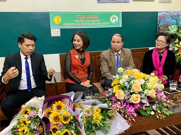 TS Nguyễn Thiện Trưởng và BS Đỗ Nam Khánh tư vấn trực tuyến cho phụ nữ trung niên về các giải pháp nâng cao sức khỏe