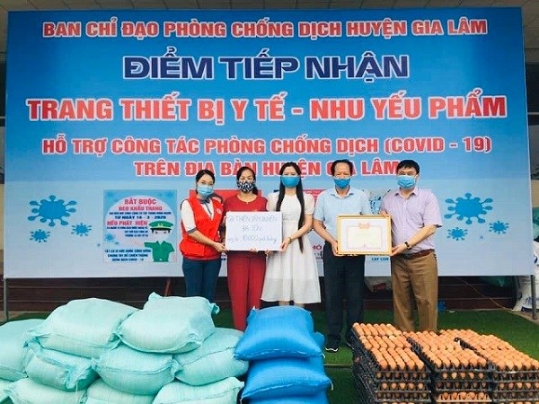 Chị Bùi Thị Kim Thanh (áo trắng ở giữa) tham gia  ủng hộ BCH phòng, chống dịch Covid-19 tại huyện Gia Lâm