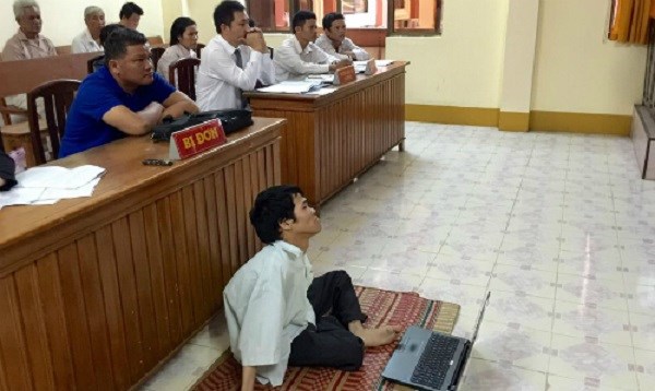 Người em tật nguyền Phạm Thanh Tùng trong một phiên tòa tìm lại công lý cho quyền thừa kế của mình