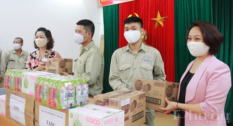 Hội LHPN Hà Nội tặng quà các tổ công tác môi trường trên địa bàn thành phố Hà Nội - ảnh 2