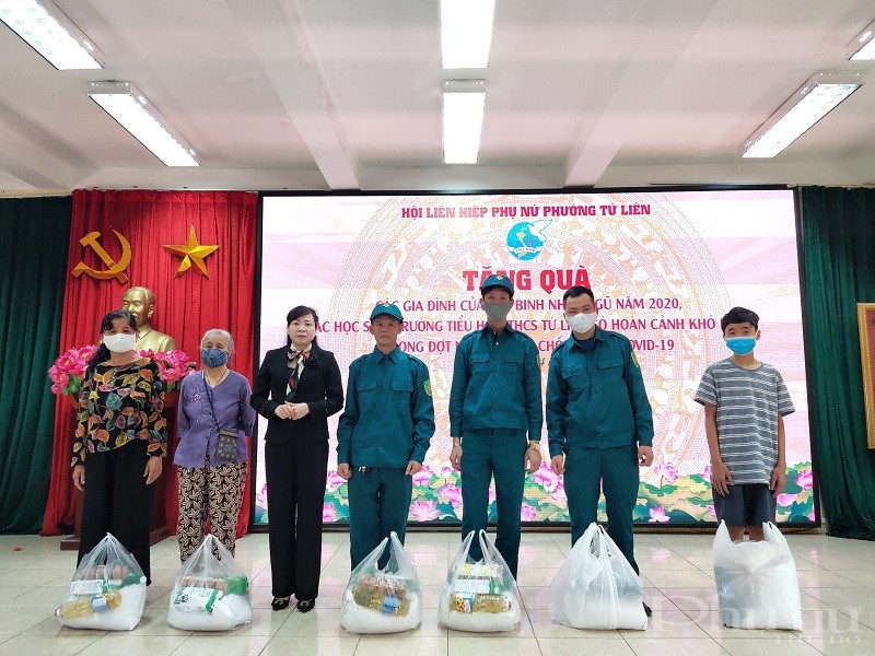 Đồng chí Bùi Thị Ngọc Thúy- Chủ tịch Hội LHPN quận Tây Hồ trao quà của Hội PN hỗ trợ  các gia đình của tân binh nhập ngũ năm 2020