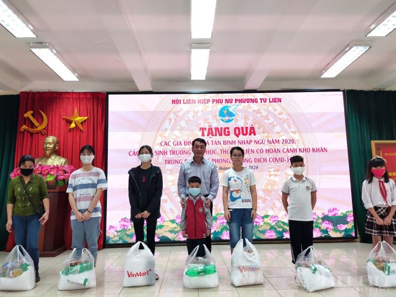 Đồng chí Trịnh Chí Thanh- Bí thư Đảng ủy phường Tứ Liên trao quà cho các em học sinh có hoàn cảnh khó khăn