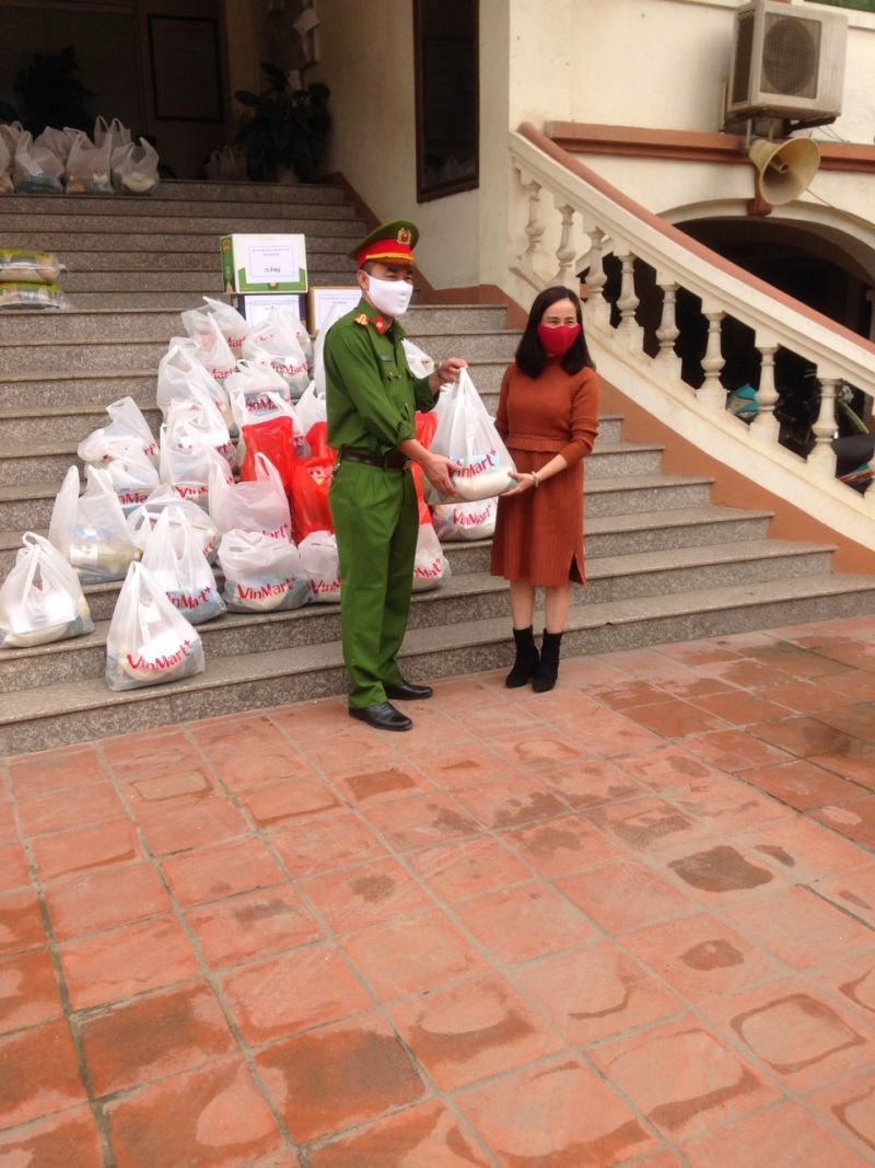 Hội Phụ nữ tặng quà cho lực lượng tuyến đầu chống dịch trên địa bàn phường Tứ Liên