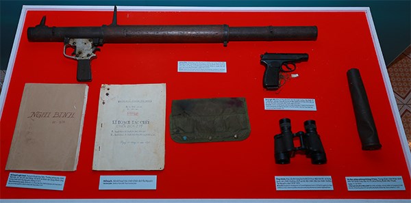 Một số hiện vật tiêu biểu (Kế hoạch nghi binh, ống nhòm của Sư đoàn trưởng Sư đoàn 2 Nguyễn Chơn...). Ảnh: Bảo tàng Lịch sử quân sự