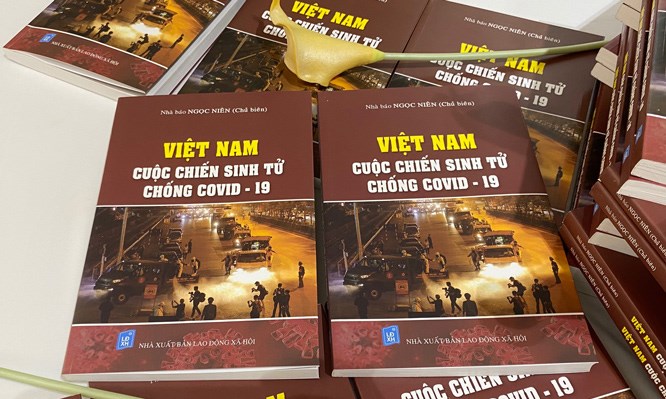 Ra mắt cuốn sách ''Việt Nam - Cuộc chiến sinh tử chống Covid-19'' - ảnh 2