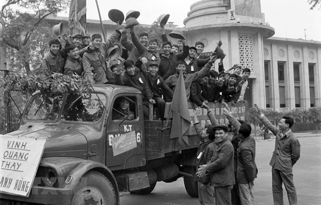 Thanh niên Thủ đô Hà Nội phấn khởi lên đường tòng quân chống Mỹ, cứu nước năm 1972. Ảnh: TTXVN
