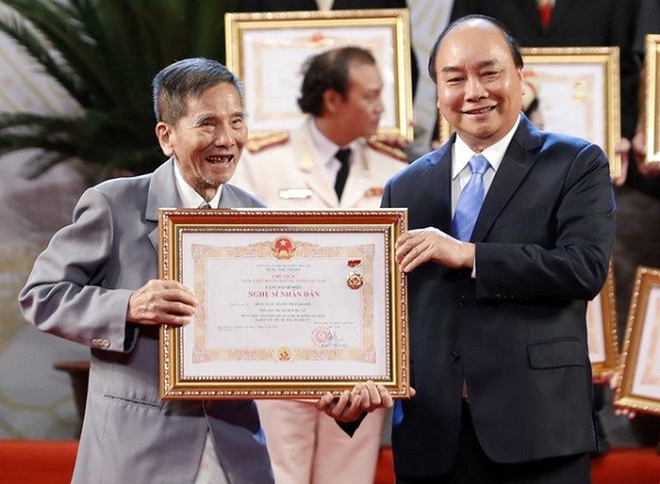 Thủ tướng Nguyễn Xuân Phúc trao tặng danh hiệu NSND cho nghệ sĩ Trần Hạnh