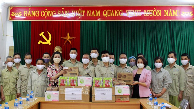 Phó Chủ tịch Hội LHPN Hà Nội Phạm Thị Thanh Hương (thứ 4 từ phải sang) tặng quà tổ vận chuyển rác các khu cách ly Urenco 13