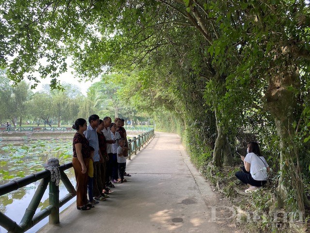 Các gia đình cùng nhau tới khu di tích Làng Sen tham quan và thắp hương tri ân nhân dịp nghỉ lễ