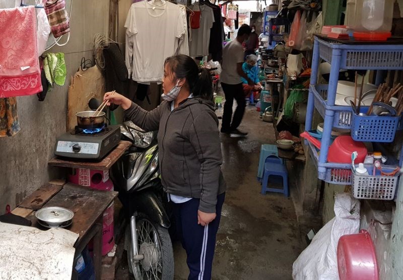 Cuộc sống ổn định trở lại với các bệnh nhân “xóm chạy thận”. (Trong ảnh: Bà Trương Thị Thu, huyện Ý Yên, tỉnh Nam Định đang chuẩn bị bữa cơm trưa).