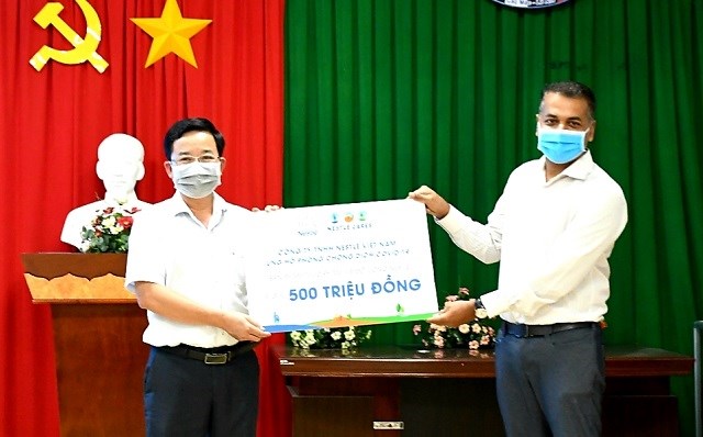 Ngày 16/4, tại Đồng Nai, ông Binu Jacob, Tổng giám đốc Nestle' Việt Nam đã phần quà các sản phẩm thực phẩm và thức uống dinh dưỡng ủng hộ cho đại diện Sở Y tế tỉnh Đồng Nai.