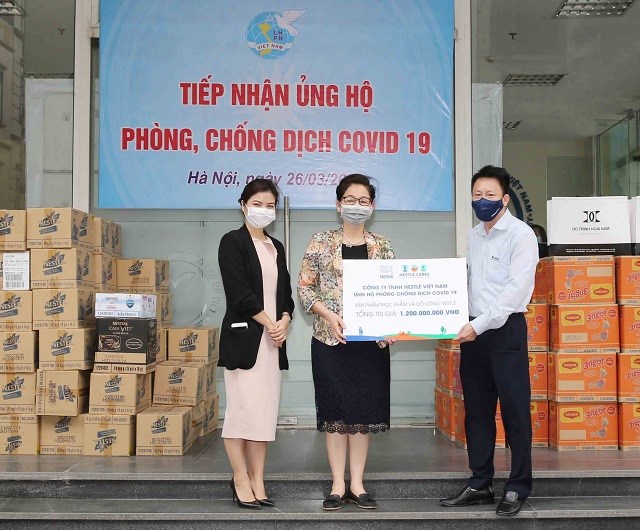 Nestle' Việt Nam trao hỗ trợ sản phẩm cho công tác phòng chống dịch cho Hội LHPN Việt Nam.