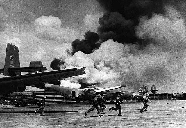 Lực lượng quân giải phóng tấn công sân bay Tân Sơn Nhất vào thời điểm ngày 30/4/1975.