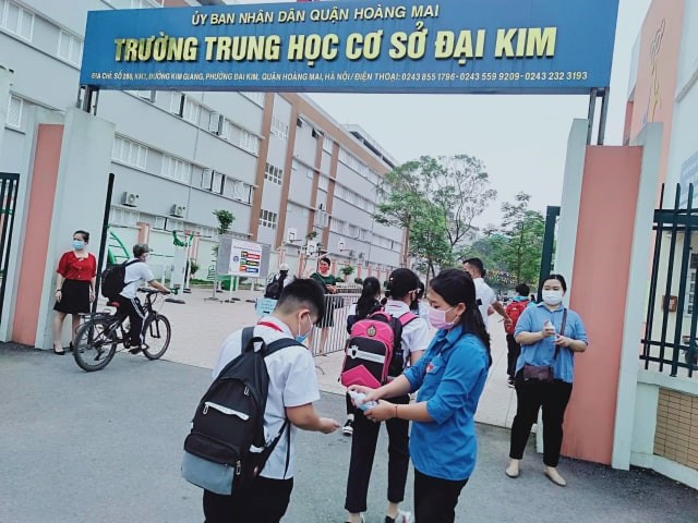 Học sinh quận Hoàng Mai sát khuẩn tay trước khi vào trường
