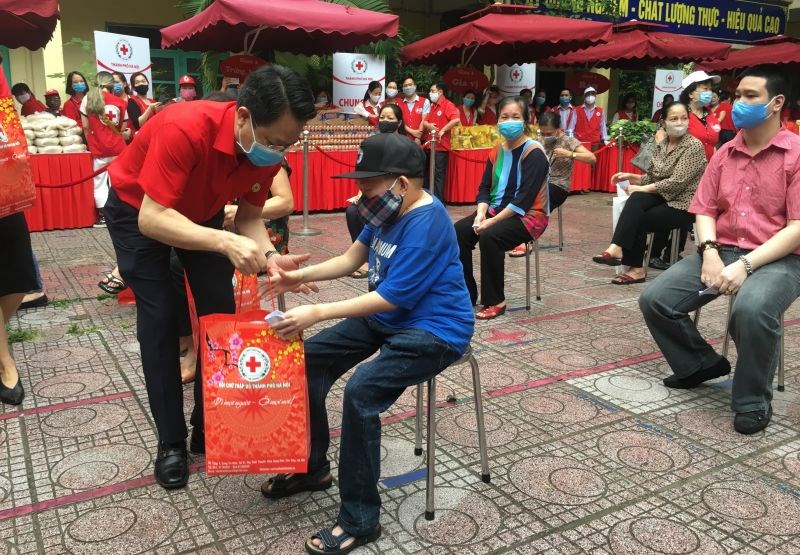 Chủ tịch Hội Chữ thập đỏ thành phố Hà Nội Đào Ngọc Triệu tặng quà cho người có hoàn cảnh khó khăn đến tham dự phiên chợ