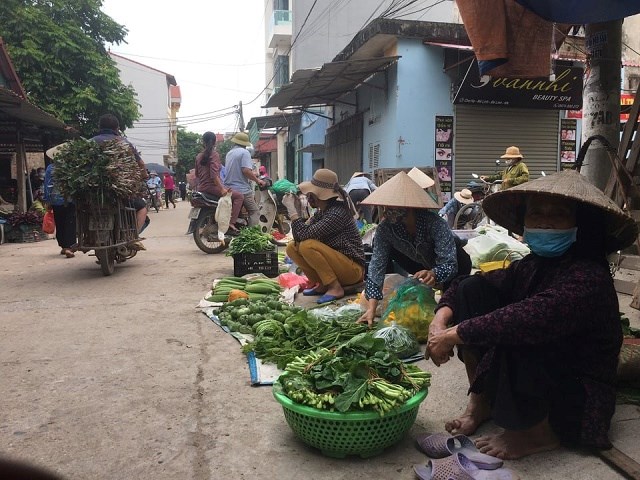 Khu chợ dân sinh lại có những người bán rau, thực phẩm