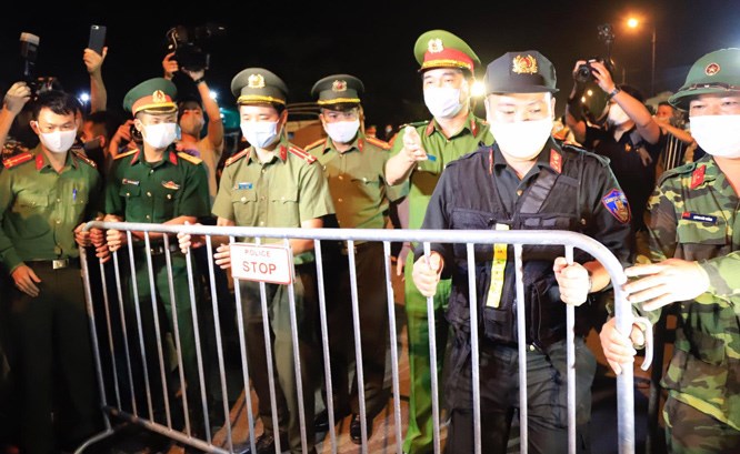 Lực lượng chức năng dỡ hàng rào lập chốt cách ly tại thôn Hạ Lôi.