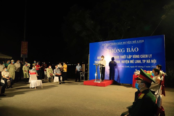 Phó Chủ tịch UBND huyện Mê Linh Trần Thanh Hoài công bố quyết định kết thúc thiết lập vùng cách ly thôn Hạ Lôi.
