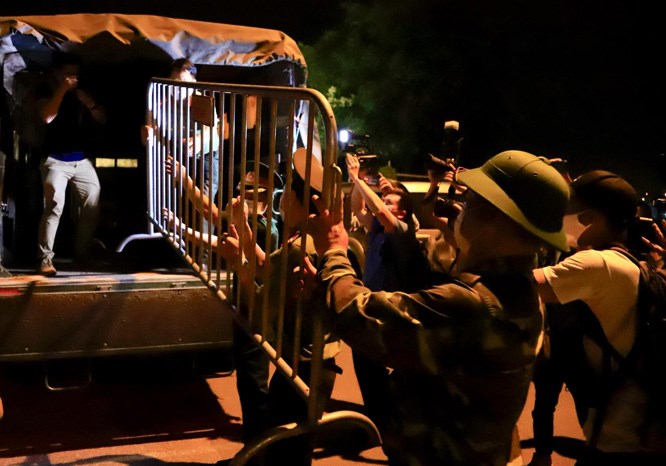 Các hàng rào lập chốt cách ly được vận chuyển lên xe để trả lại cuộc sống bình thường cho người dân thôn Hạ Lôi sau chuỗi ngày thực hiện nghiêm các biện pháp phòng, chống dịch Covid-19.