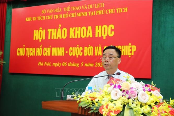 Ông Nguyễn Văn Công, Giám đốc khu Di tích Chủ tịch Hồ Chí Minh trình bày tham luận.