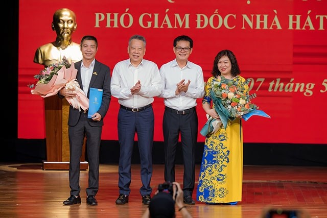 Giám đốc Sở Văn hóa, Thể thao Hà Nội trao quyết định cho các Phó Giám đốc mới của Nhà hát.