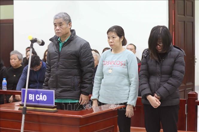 Từ trái qua phải, các bị cáo: Doãn Quý Phiến, Nguyễn Bích Quy và Nguyễn Thị Bích Thủy tại phiên xét xử sơ thẩm ngày 14/1/2020.