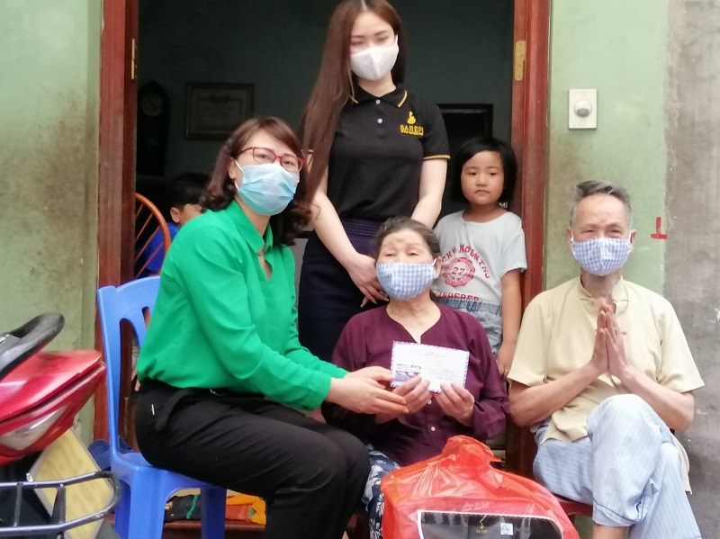 Đồng chí  Lê Thị Bích Hà ( người mặc áo màu xanh) và đoàn công tác đã đến thăm hỏi và trao quà cho gia đình  hộ có  hoàn cảnh khó khăn bị ảnh hưởng của dịch bệnhTrong thời