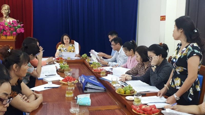 Đồng chí Bùi Thị Hạnh- Chủ tịch Hội LHPN phường Thịnh Liệt báo cáo kết quả hoạt động vay vốn của Ngân hành chính sách xã hội năm 2020.